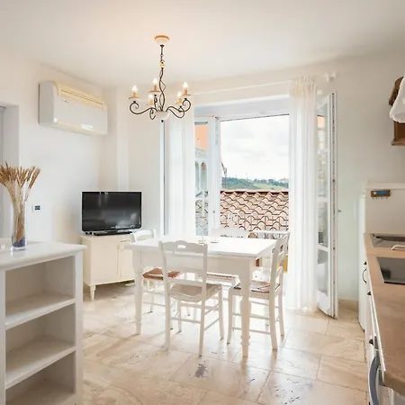 Castel Del Mare Apartment *